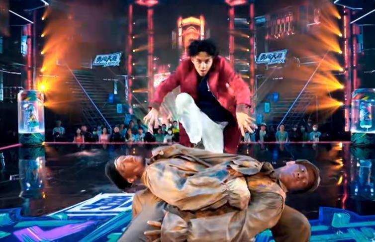 《街舞4》：淘汰日本编舞师，敲打黄潇，张艺兴做出正确选择！