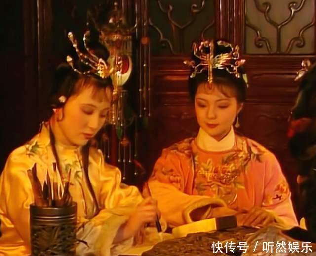 贾宝玉作诗犯难,宝钗、黛玉帮忙作弊,都是才女,但品性相差悬殊