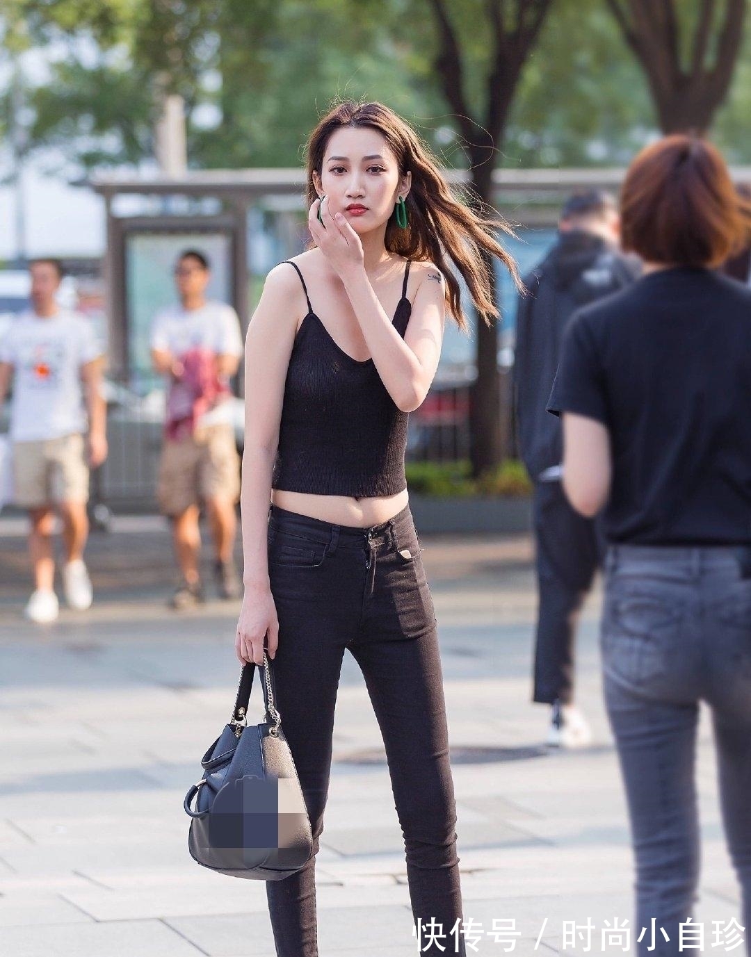 女装 黑色上衣搭配长裤,设计感十足,凸显独特美感