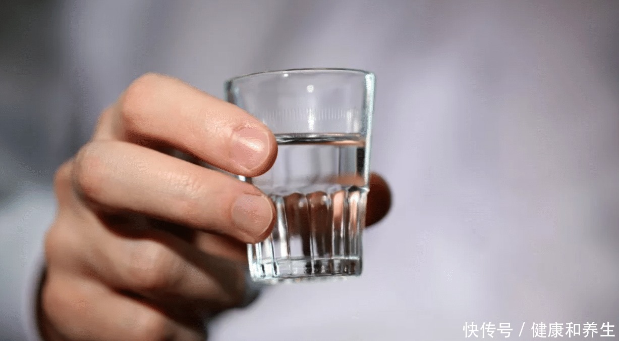 解药|白酒最怕的“解药”,不是茶水每家每户都有,3分钟快速解酒