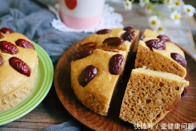 蒸发糕时，别只会放酵母粉，教你1招窍门，发糕蓬松暄软，不粘牙！