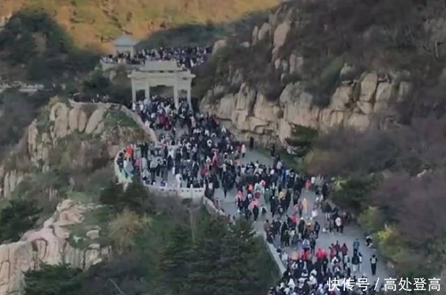 五一小长假，游客“挤爆”泰山景区，为看日出连夜登山排长队