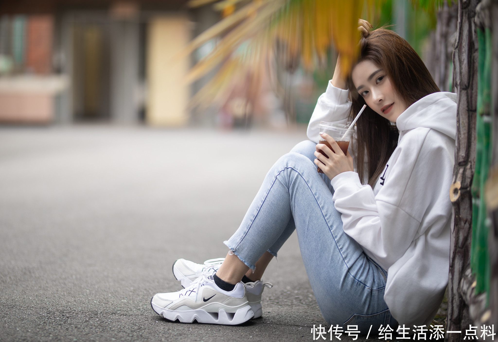 街拍:美女牛仔裤+卫衣时尚又减龄,好气质自带高级感