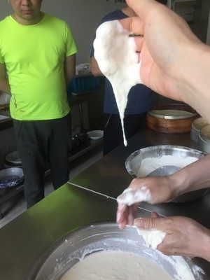 味道|卖了十几年鸡蛋饼的爷爷，做的饼又香又嫩，特好吃，味道堪称一绝