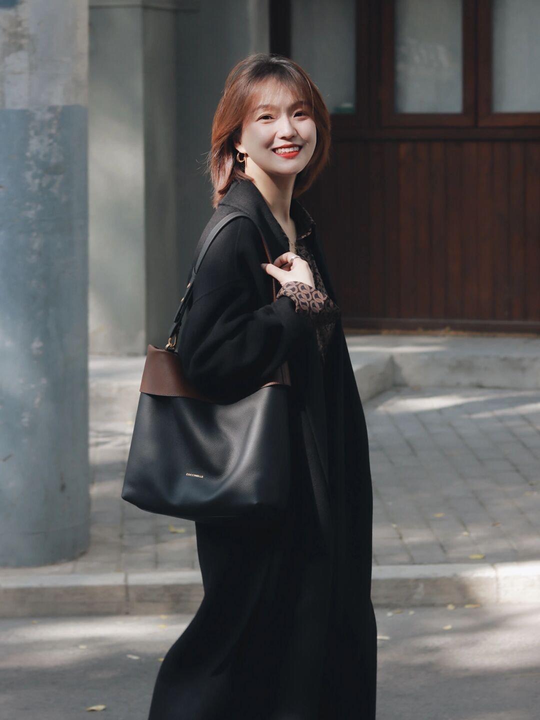 紫色大衣外套 秋冬怎样搭配出知性优雅的气质,碎花裙+紫色大衣外套,时髦又不失女人味!