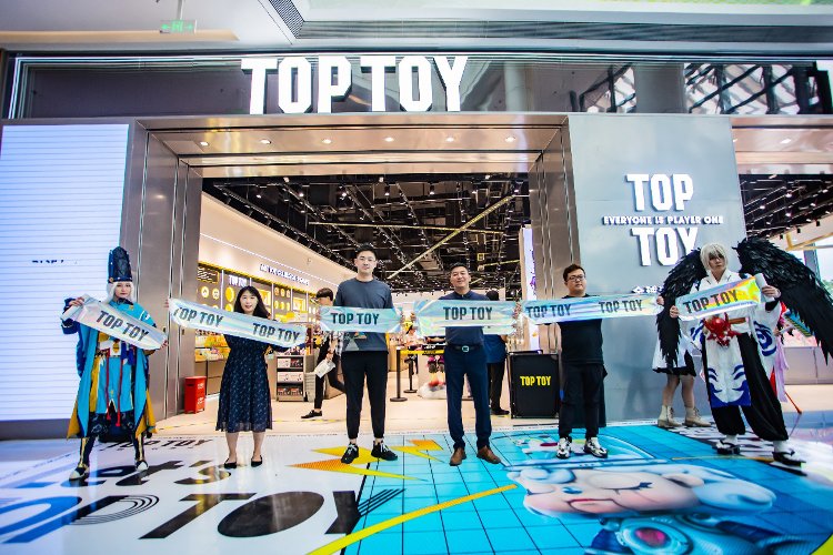 top toy|TOP TOY山东首店入驻青岛东方影都融创茂，开业当天潮人云集，玩出新花样