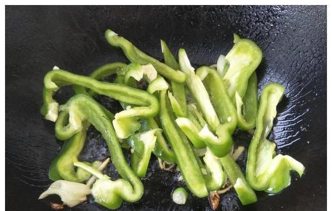 青椒|秋天,3样食材放入炒锅,成本不到5块钱,出锅香脆可口