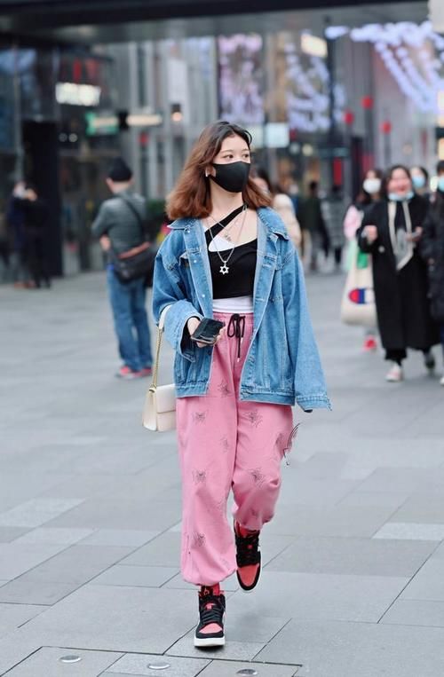 30岁的女性懂不懂打扮？看春季穿搭就了解，正确的搭配时尚且年轻