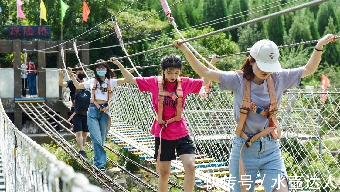 鹿鸣谷|秋高气爽，打卡石崮寨，赏月石崮山，夜游鹿鸣谷！