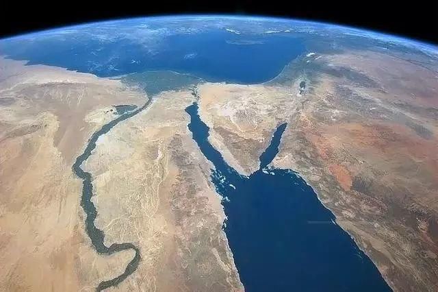 来看看太阳系中的星体大小顺序，地球排名很靠前，太阳木星很霸道