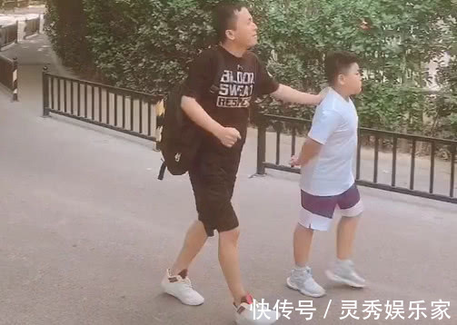 儿子|“忘形奶爸”接娃放学火了,儿子走出了爹的步伐,爹嘚瑟得像儿子