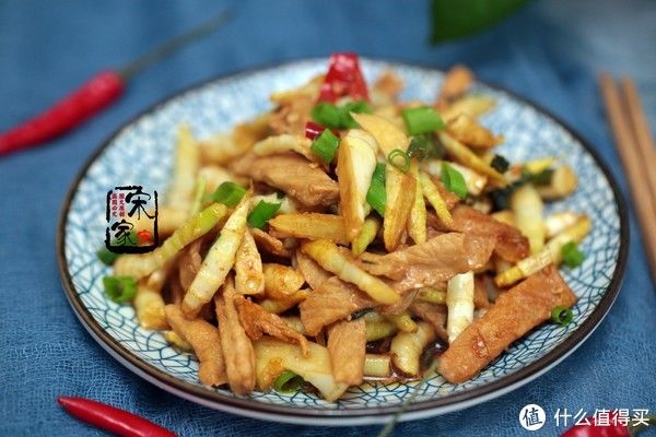 竹笋炒肉|一大早，妈妈送来一袋子“竹笋”，这么小的竹笋，到底能不能吃？