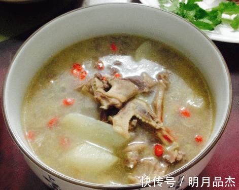 一鸽胜三鸡,鸽子要常吃,学会这样炖汤,肉质鲜嫩,营养不流失!