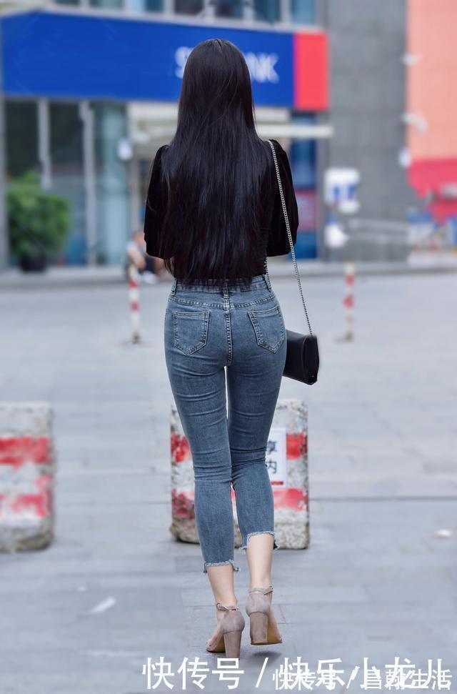 丝绒|牛仔裤修身的高手,简单的搭配让美变得与众不同,不得不爱