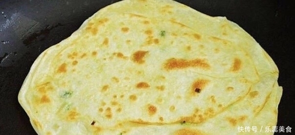 饺子皮新吃法,5分钟做一锅煎饼,酥脆好吃,美味又香,上桌抢光