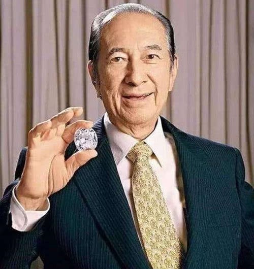 何仕文|她为老外生4个儿子,却被他抛弃,儿子成富豪后表示:只做中国人