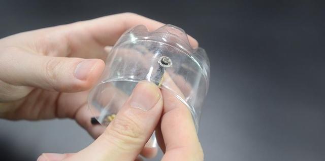 塑料瓶上穿一根绳子，放在卫生间一年省下不少钱