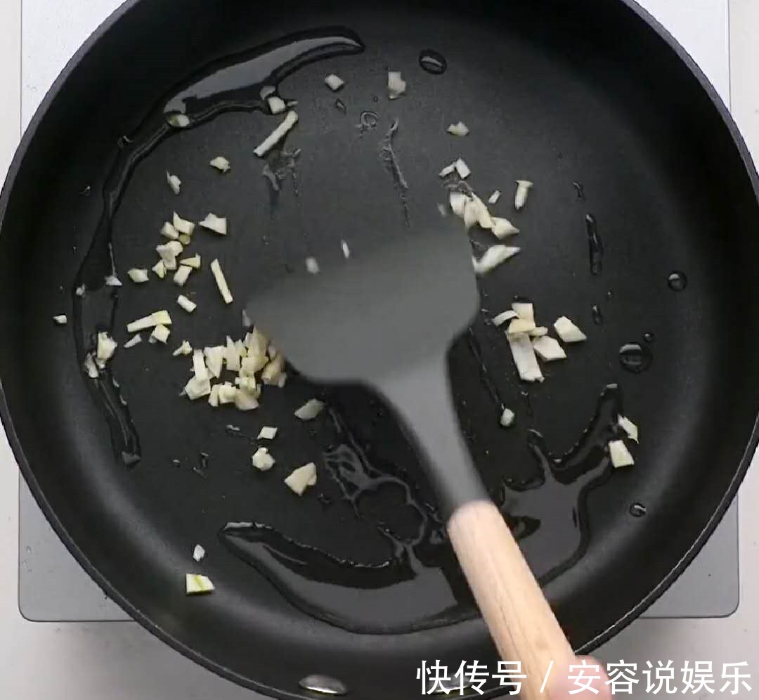 豆腐不用煮,不用放肉,味道香浓,豆腐入味,看着就想吃