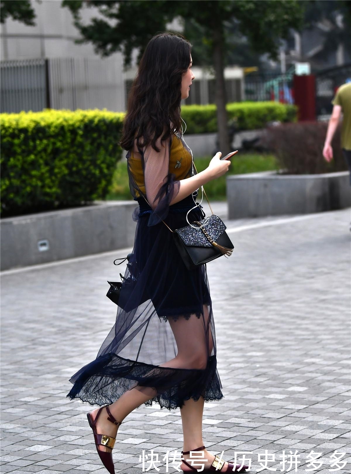 气质|街拍:穿长色连衣裙的小姐姐,气质太美,犹如神仙姐姐