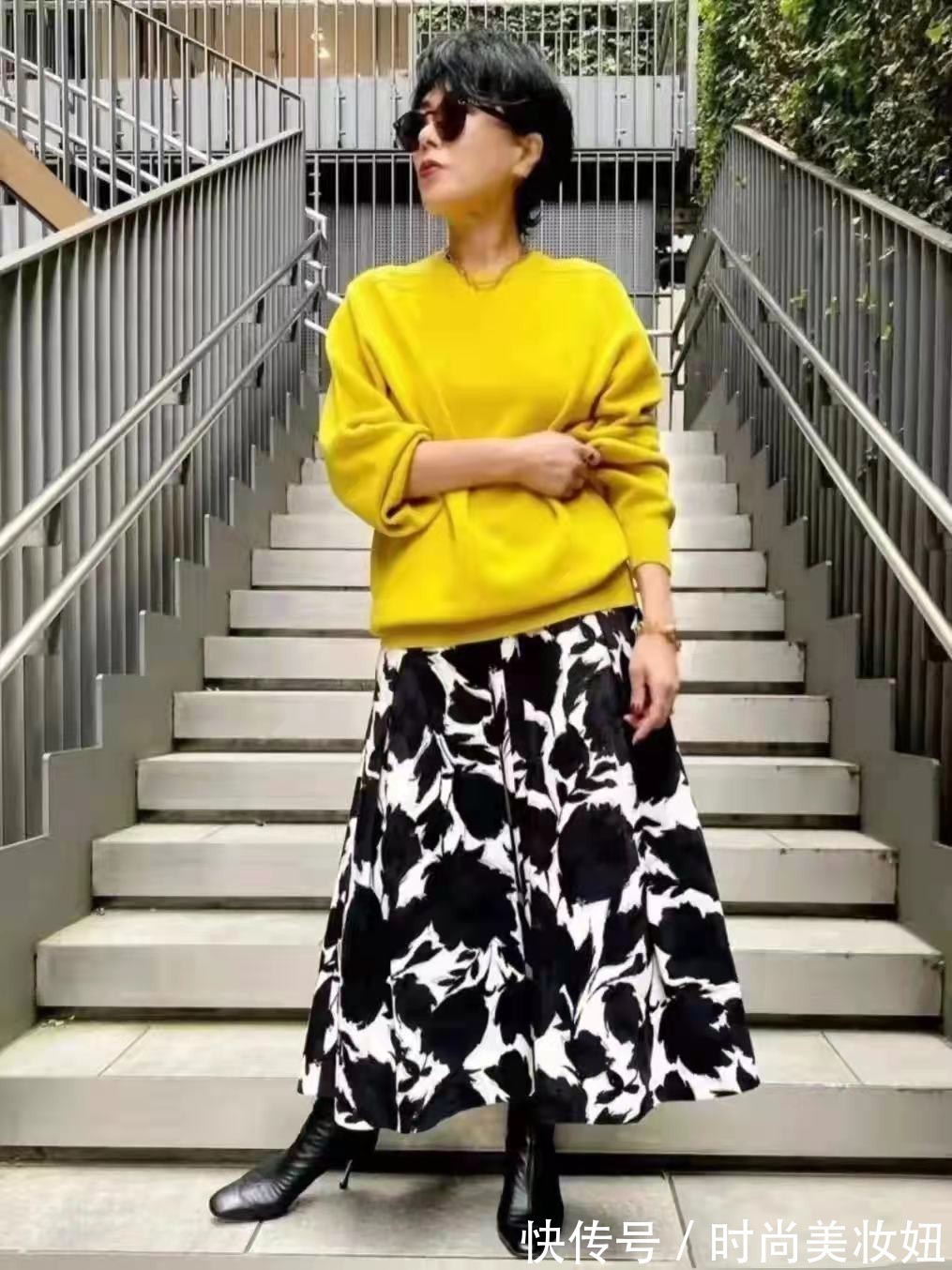 紧身裤|60岁的女人,别穿得太老套,学这位奶奶的穿搭,减龄又高级