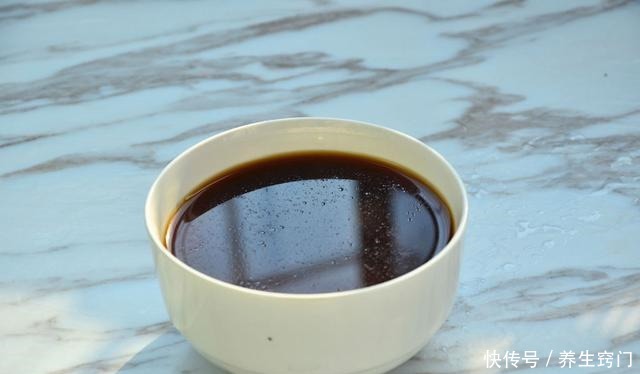炒茄子时，先放油就完蛋了，今天教你一招，茄子不油不发黑