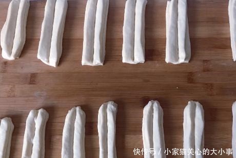 炸油条想要酥松脆别放酵母粉了,教你早餐店的配方,香酥还蓬松
