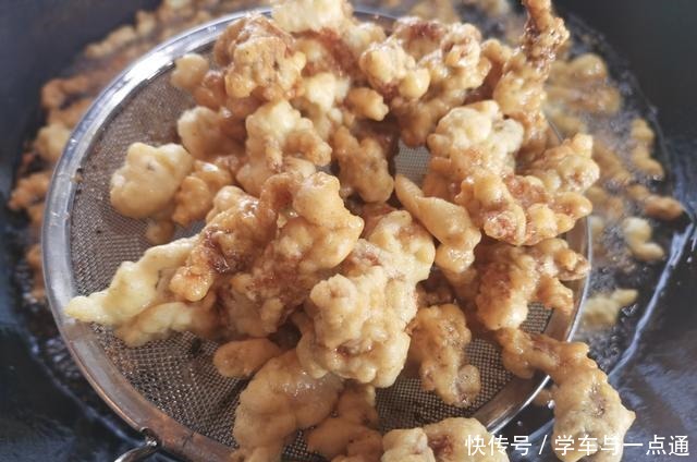  炸酥肉时，很容易出现“脱壳”现象，我来教你怎样解决这个问题