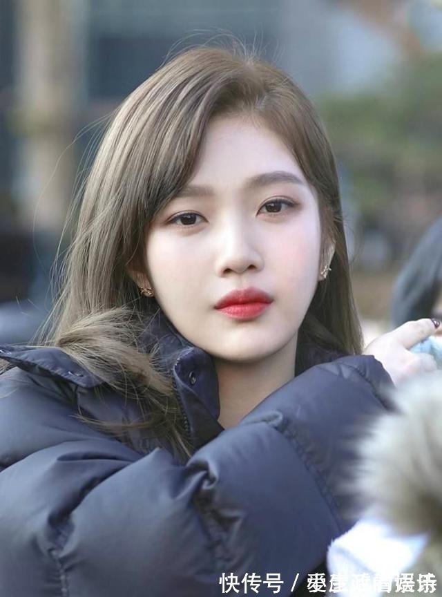 青木 别再染“挂耳染”了!今年秋天流行“奶茶发”,时髦减龄又气质