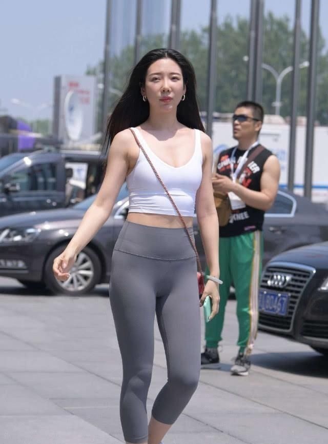 穿搭 健身运动的最好配搭,乳白色短打吊带背心+紧身运动裤,展示出健体体态