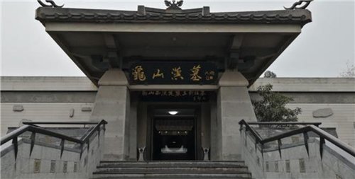 江苏出土一夫妻合葬墓，墓中发现一封信，考古队员翻译后哭笑不得