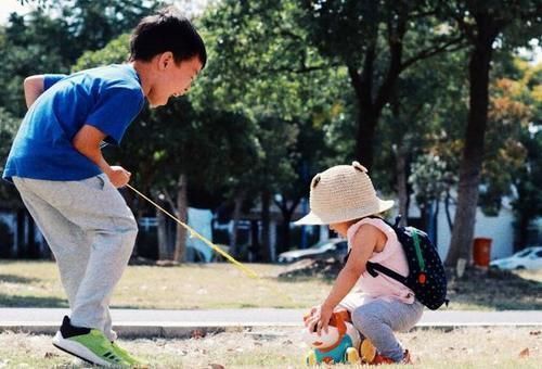 幼儿园|哥哥送小20岁妹妹上幼儿园,为不被误会努力装嫩:怕被当成爸爸