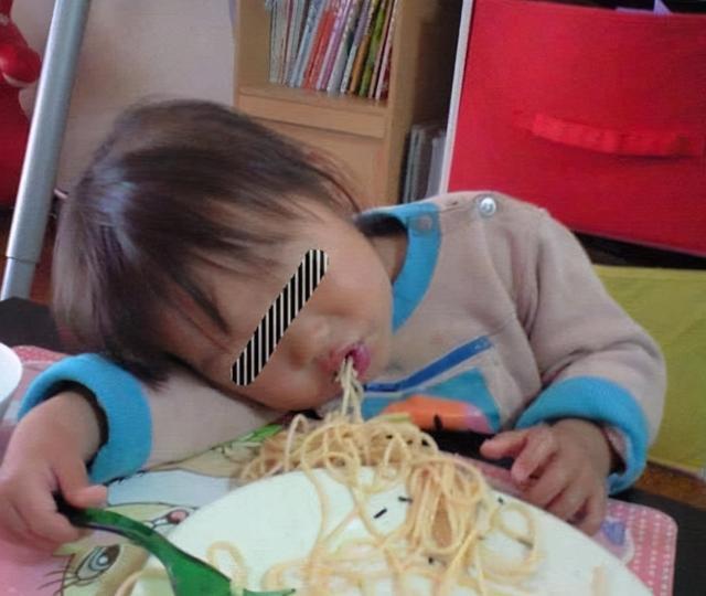 豆豆|新晋宝妈晒宝宝搞怪睡姿照,朋友评论孩子有问题,快带去检查下