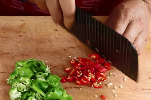 怪不得饭店的土豆片那么好吃,原来做法那么简单,看一遍就学会