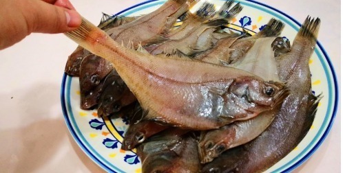 炸鱼时,直接下锅炸就错了饭店都这样做,出锅又酥又脆还不腥气