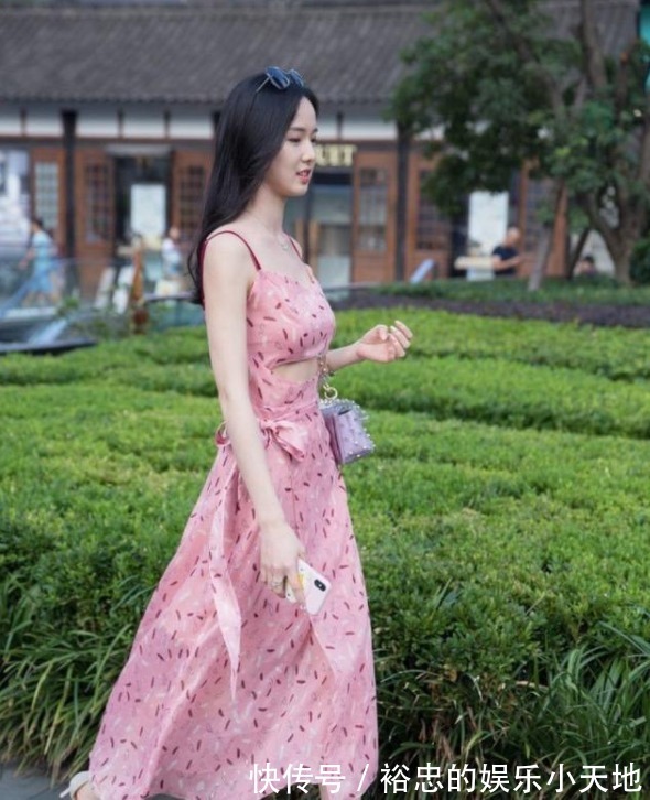 黑色|街拍:美女黑色露腰上衣搭配黑色紧身裤,身材高挑,酷劲儿十足!
