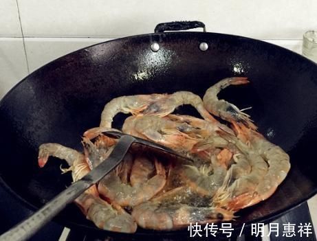 做油焖大虾，掌握这3点，红亮又鲜嫩，在家也能做出饭店的味道