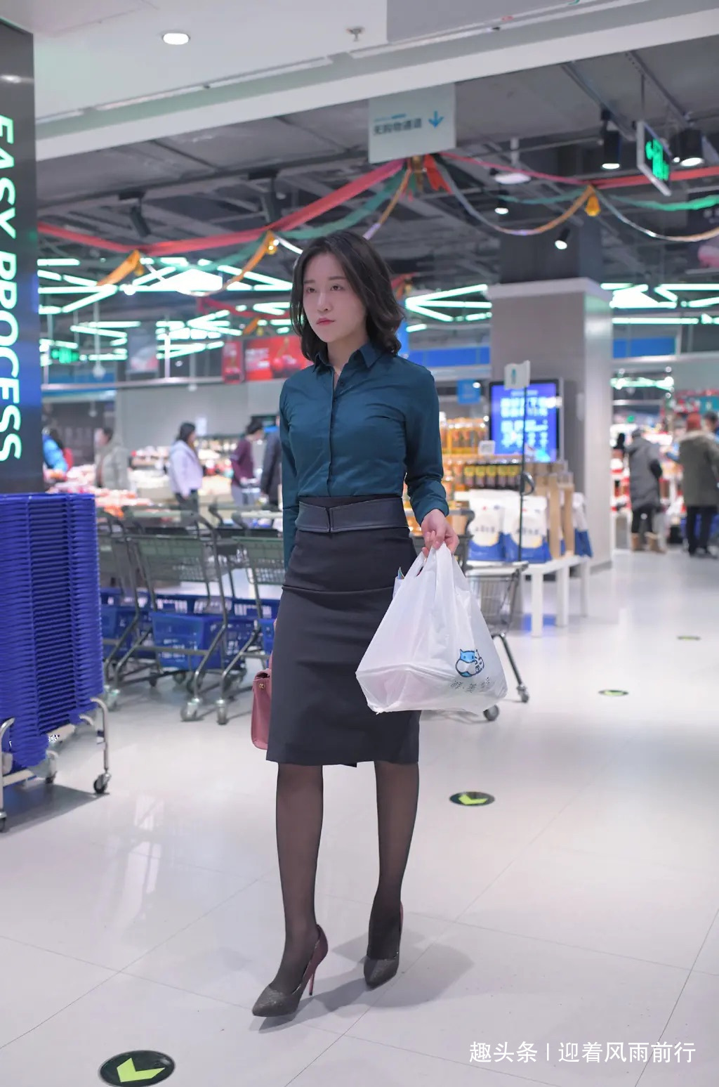 搭配 职业装的搭配很简单,衬衫+A字裙+高跟鞋