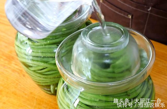  在家|想吃酸豆角不用买，80岁的奶奶教你在家做，简单一做，酸脆又开胃