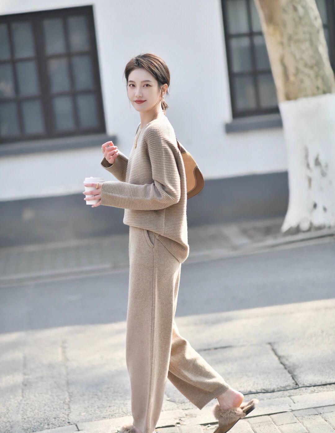 博主|气质是由内而外散发的,会穿“毛衣”很重要,美的像小姑娘