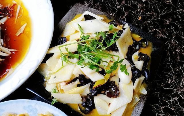 夜饭分享给|儿子领女友回家过年,看看妈妈做的年夜饭,网友这是想当婆婆了