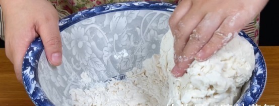 简单的葱油饼做法,当早餐吃很合适,柔软多层喷喷香