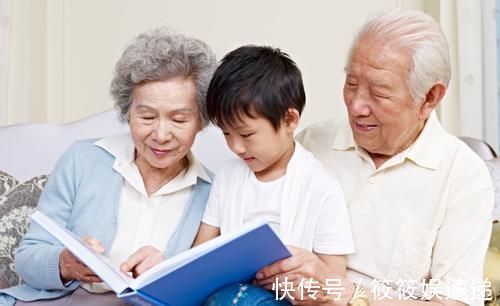 育儿观|爸爸带娃偷偷来看爷爷,看到爷爷的表情后,可以说真的是很宠溺了