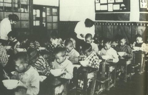 老照片 明治时代给学生免费午餐 投降后民众却不知体恤政府困难 快资讯 老照片 明治时代给学生免费午餐 投降后民众却不知体恤政府困难 快资讯