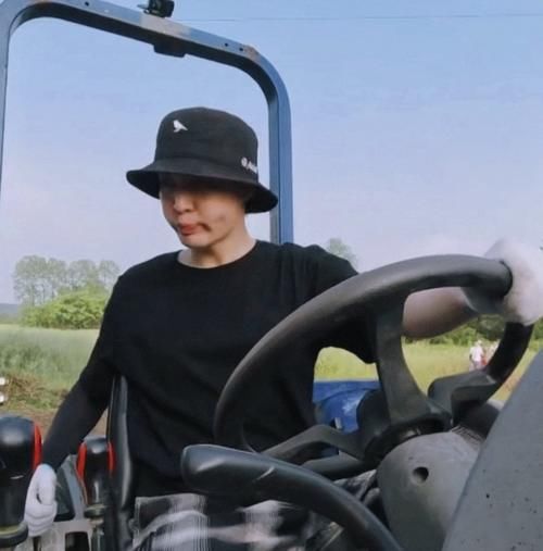 张艺兴|《向往的生活》曝光张艺兴素颜照，素人距离明星只差一个包装？