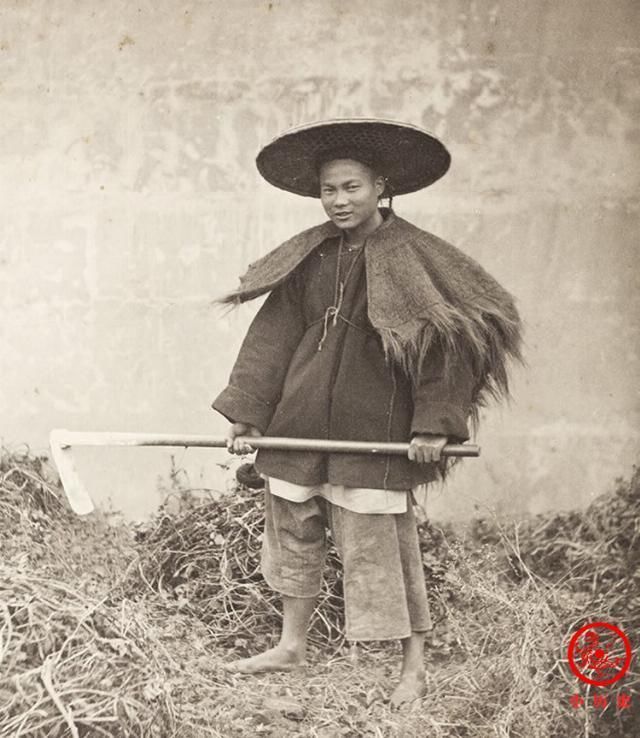 生活照|老照片清末人物生活照,女子展示发髻,幼儿园孩子学英语