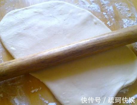 面片|烙饼想要柔软又多层？有人多抹油，有人用开水烫面，其实这都不对
