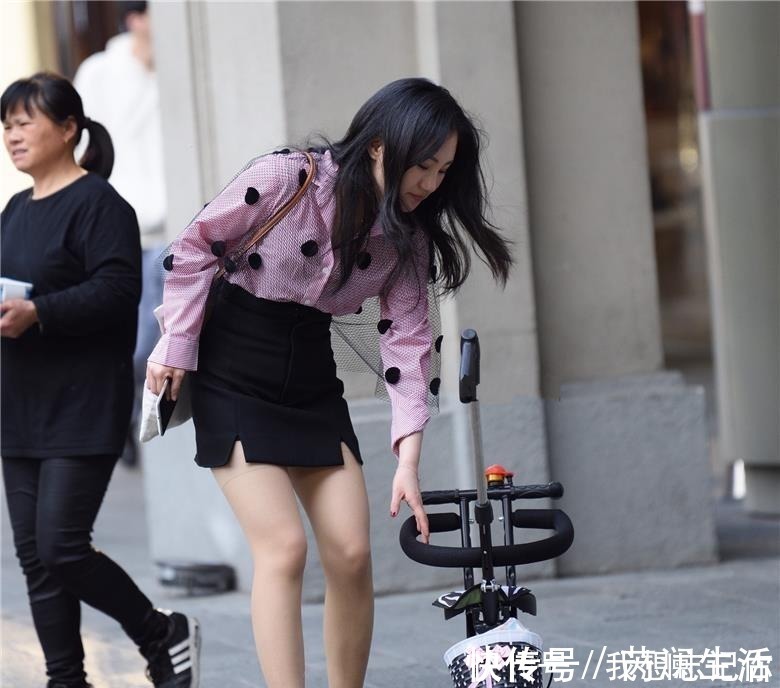 小白靴|街拍辣妈刚买一个儿童车，自己拿来骑了！
