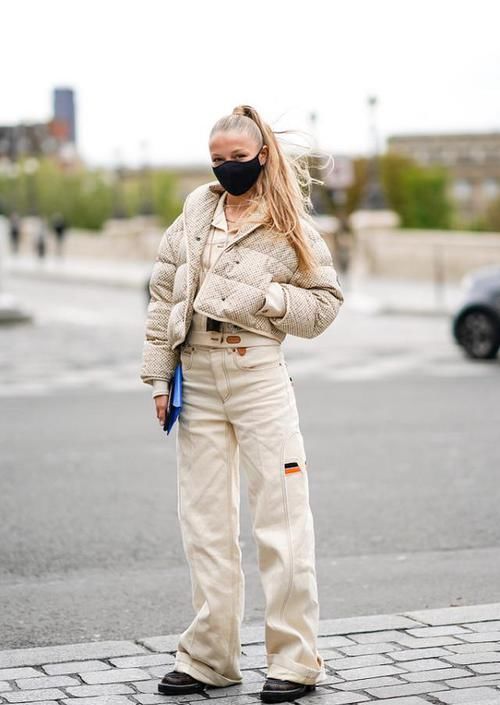 毛呢大衣已经过时了，冬天穿这种服装才好看，遮肉显瘦还保暖