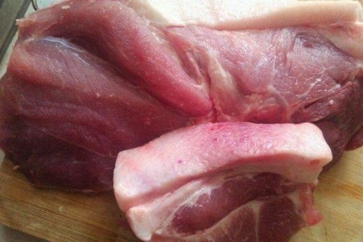 洗猪肉，别只会用清水！学会正确方法，再加2样，快速清洗无腥味