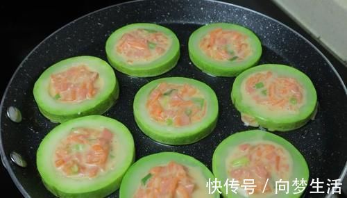 梅姐|西葫芦别炒着吃了，试试这样做，清淡营养，我家孩子一口气吃5个